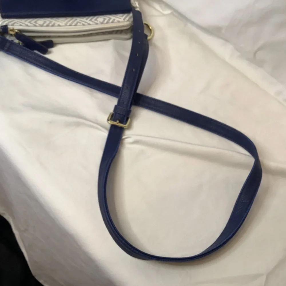 EUC Liz‎ Claiborne navy white crossbody bag